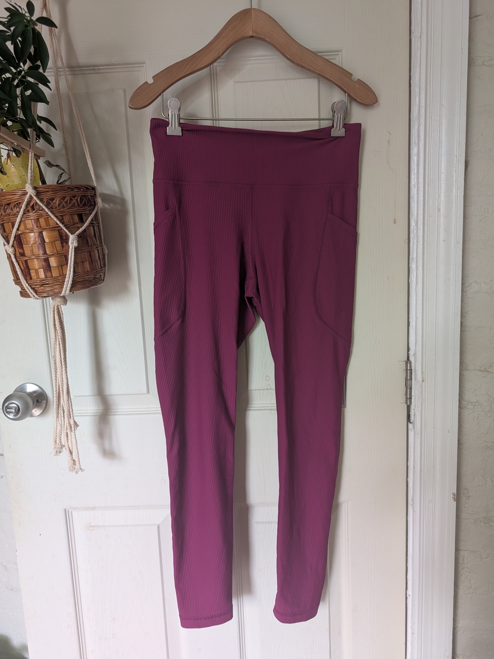 Old Navy Ribbed High-Waist Leggings with Pockets - Berry Plum Medium